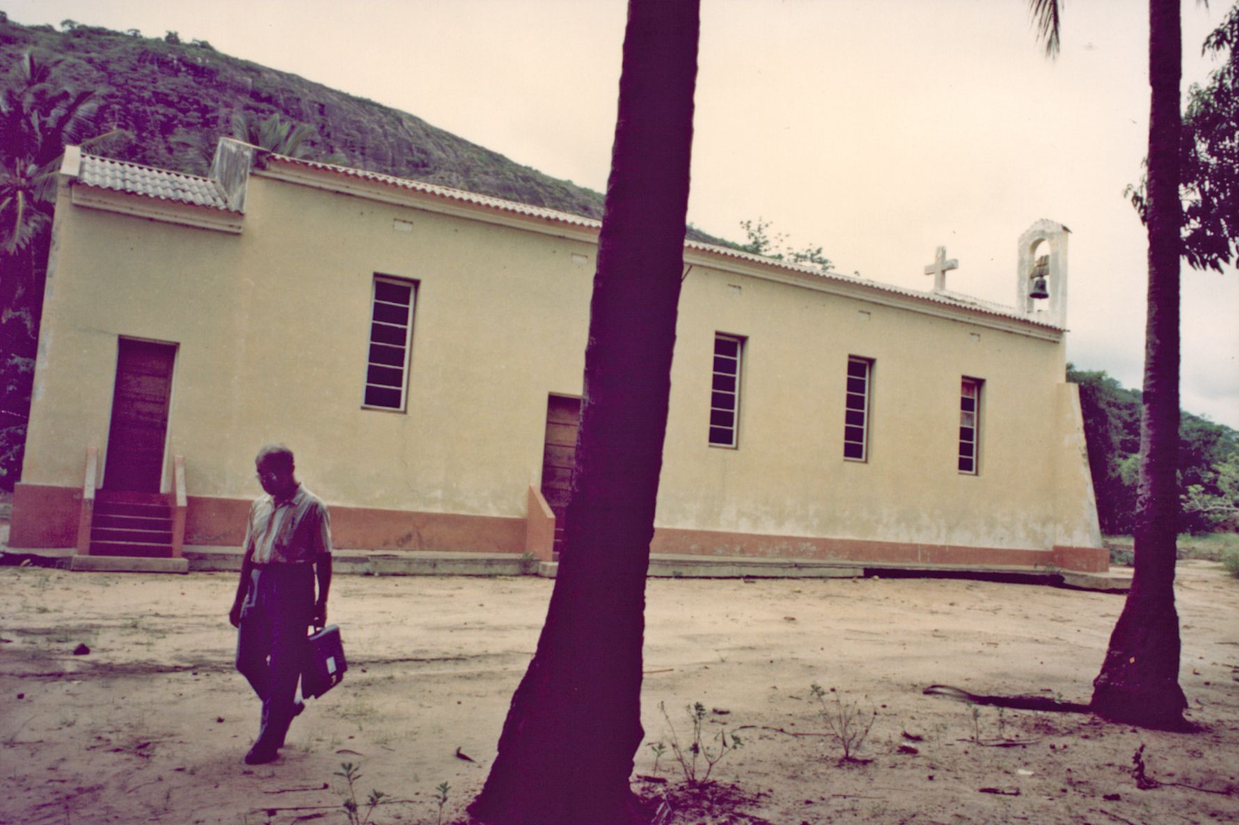 Exterior da Igreja de Namaíta, Moçambique, janeiro de 1990